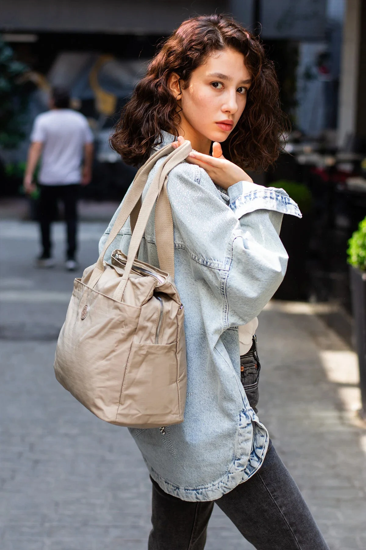 5 Gözlü Büyük Boy Suya Dayanıklı Saten Kumaş Omuz Çantası - Bej