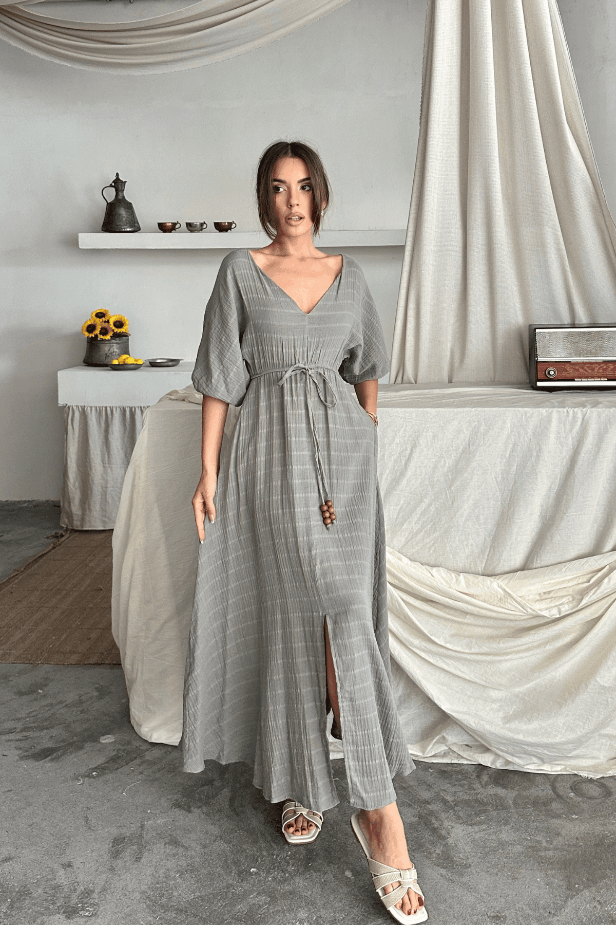 Muslin Kumaş V Yaka Bel Boncuk Bağlamalı Yırtmaç Detaylı Elbise