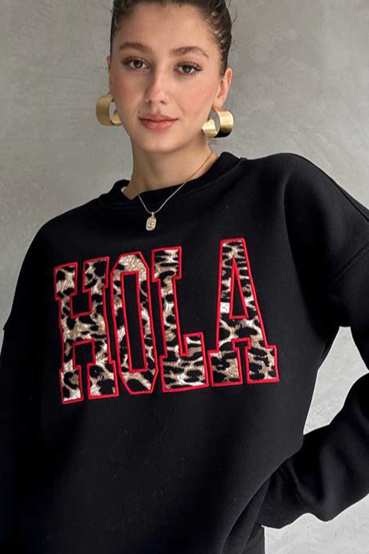 Oversize Kadın Bisiklet Yaka Sweatshirt Üç İplik Şardonlu HOLA Nakışlı - Siyah