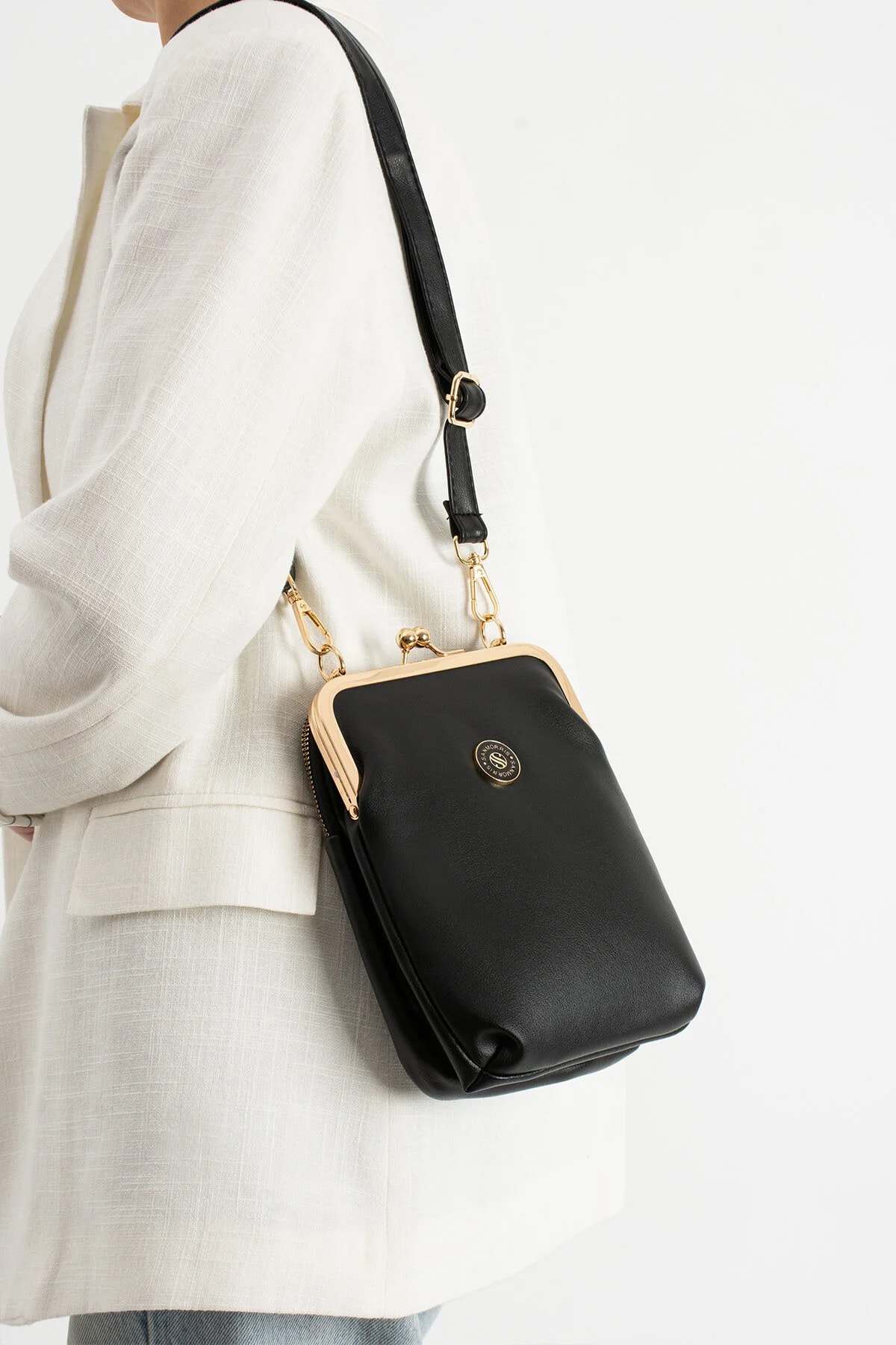 Gold Aksesuarlı Çapraz Askılı Suni Deri Omuz ve Çapraz Çanta - Siyah Mat