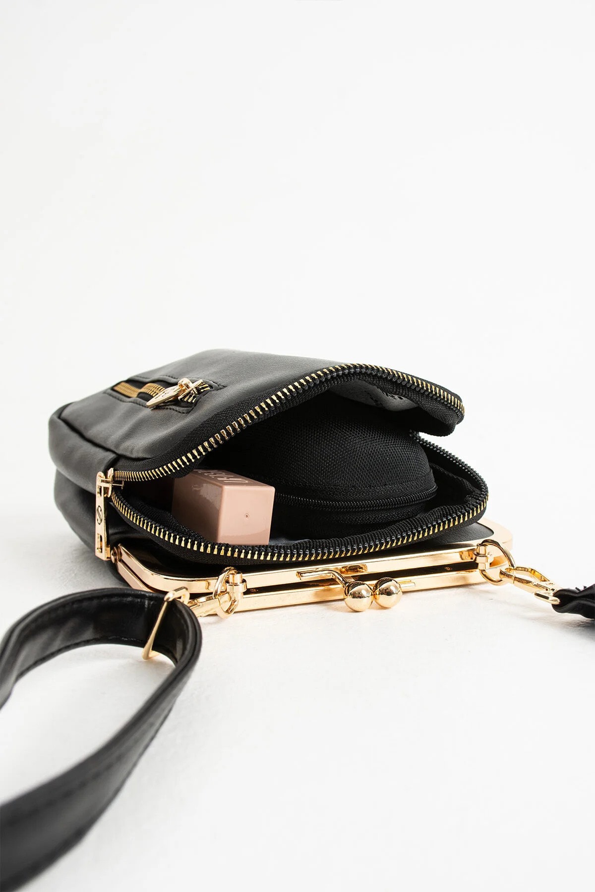 Gold Aksesuarlı Çapraz Askılı Suni Deri Omuz ve Çapraz Çanta - Siyah Mat