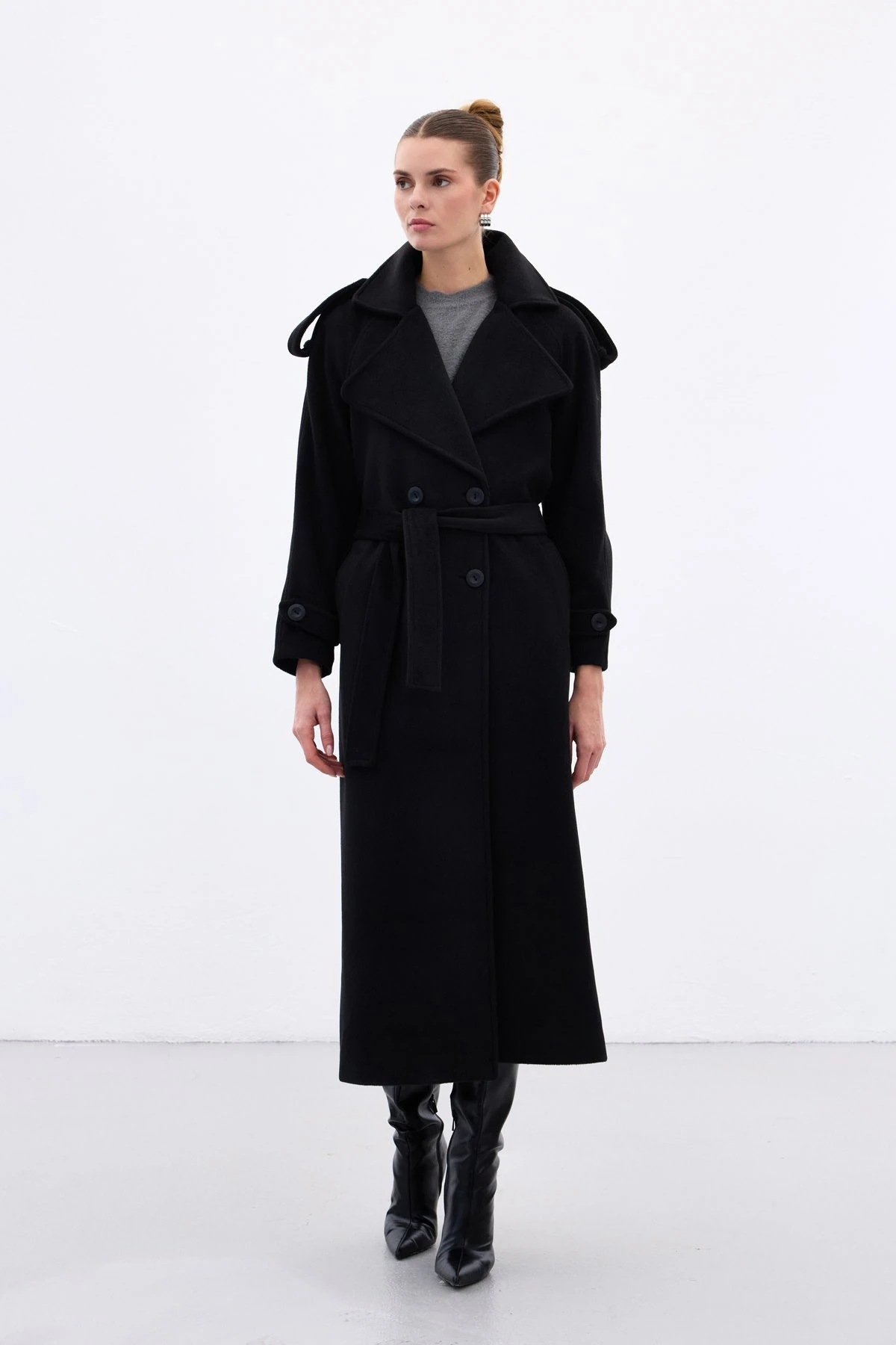 Apolet Detaylı Geniş Yaka Uzun Kadın Kaban - Черный