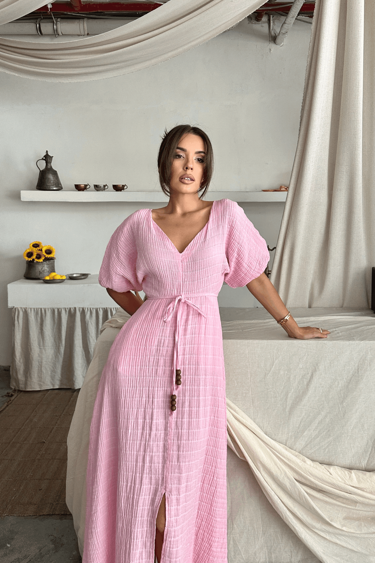 Muslin Kumaş V Yaka Bel Boncuk Bağlamalı Yırtmaç Detaylı Elbise - Pembe
