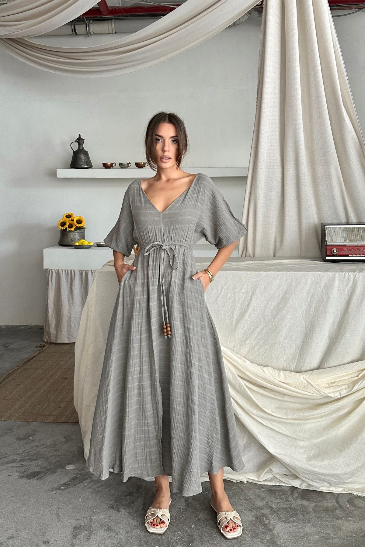 Muslin Kumaş V Yaka Bel Boncuk Bağlamalı Yırtmaç Detaylı Elbise
