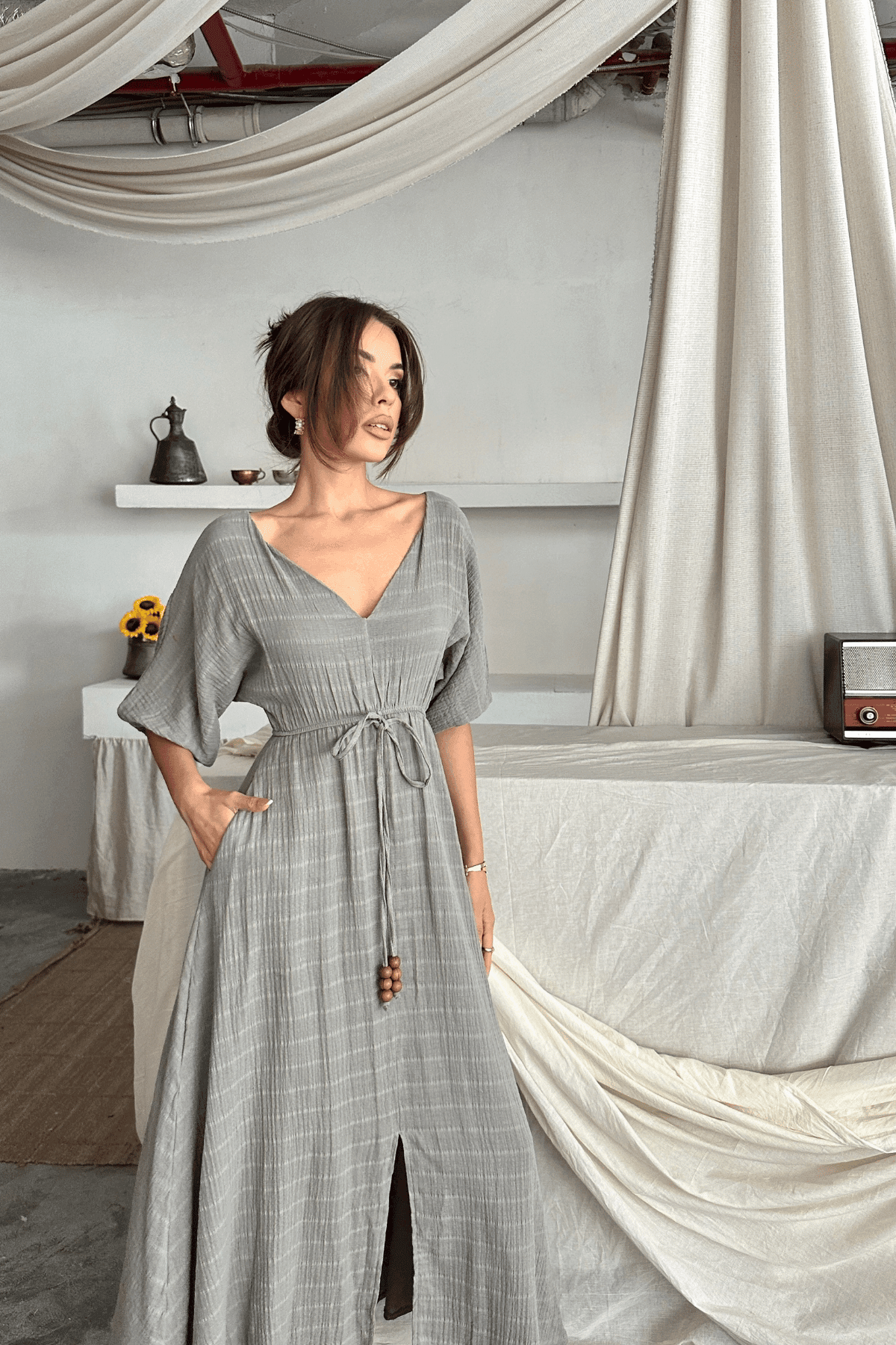 Muslin Kumaş V Yaka Bel Boncuk Bağlamalı Yırtmaç Detaylı Elbise