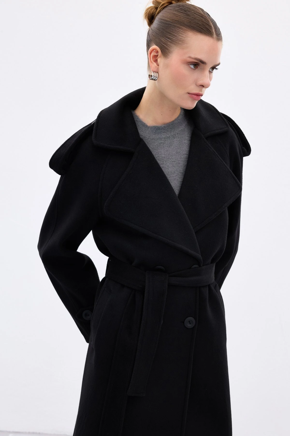 Apolet Detaylı Geniş Yaka Uzun Kadın Kaban - Черный