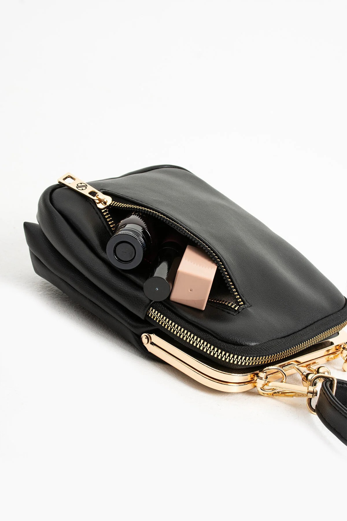 Gold Aksesuarlı Çapraz Askılı Suni Deri Omuz ve Çapraz Çanta - Siyah Mat