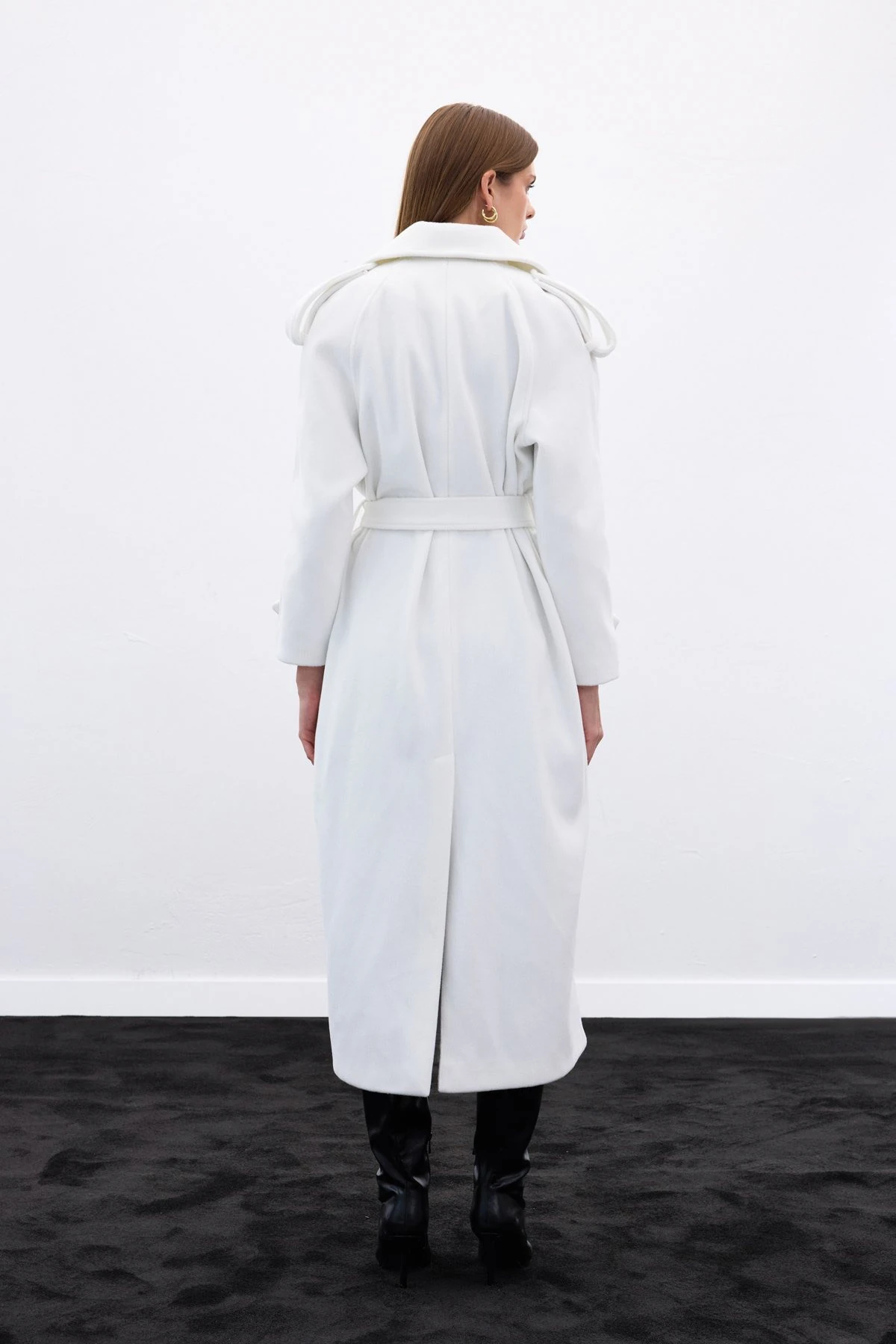 Apolet Detaylı Geniş Yaka Uzun Kadın Kaban - экрю