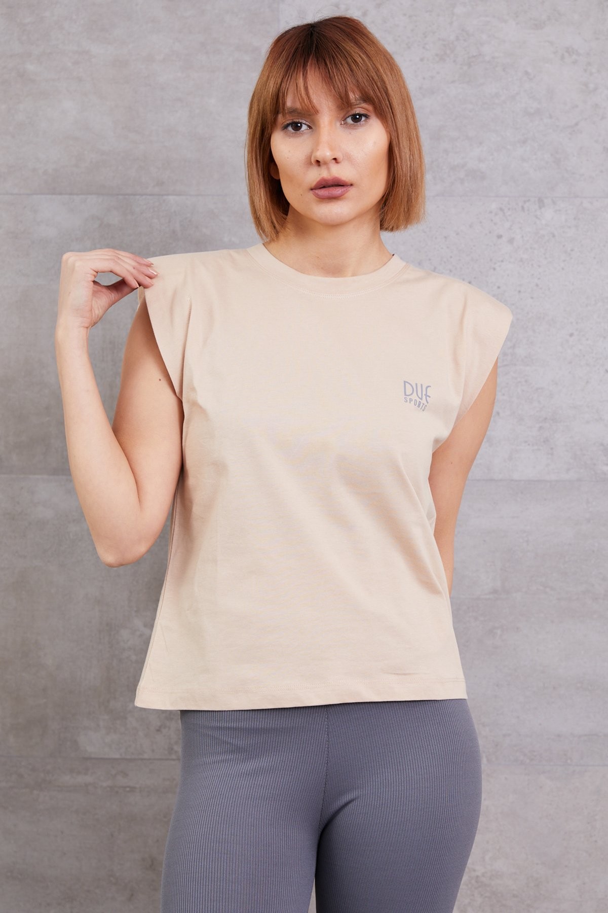 Omzu Vatkalı Baskı Detaylı Kadın Kolsuz T-shirt - Bej