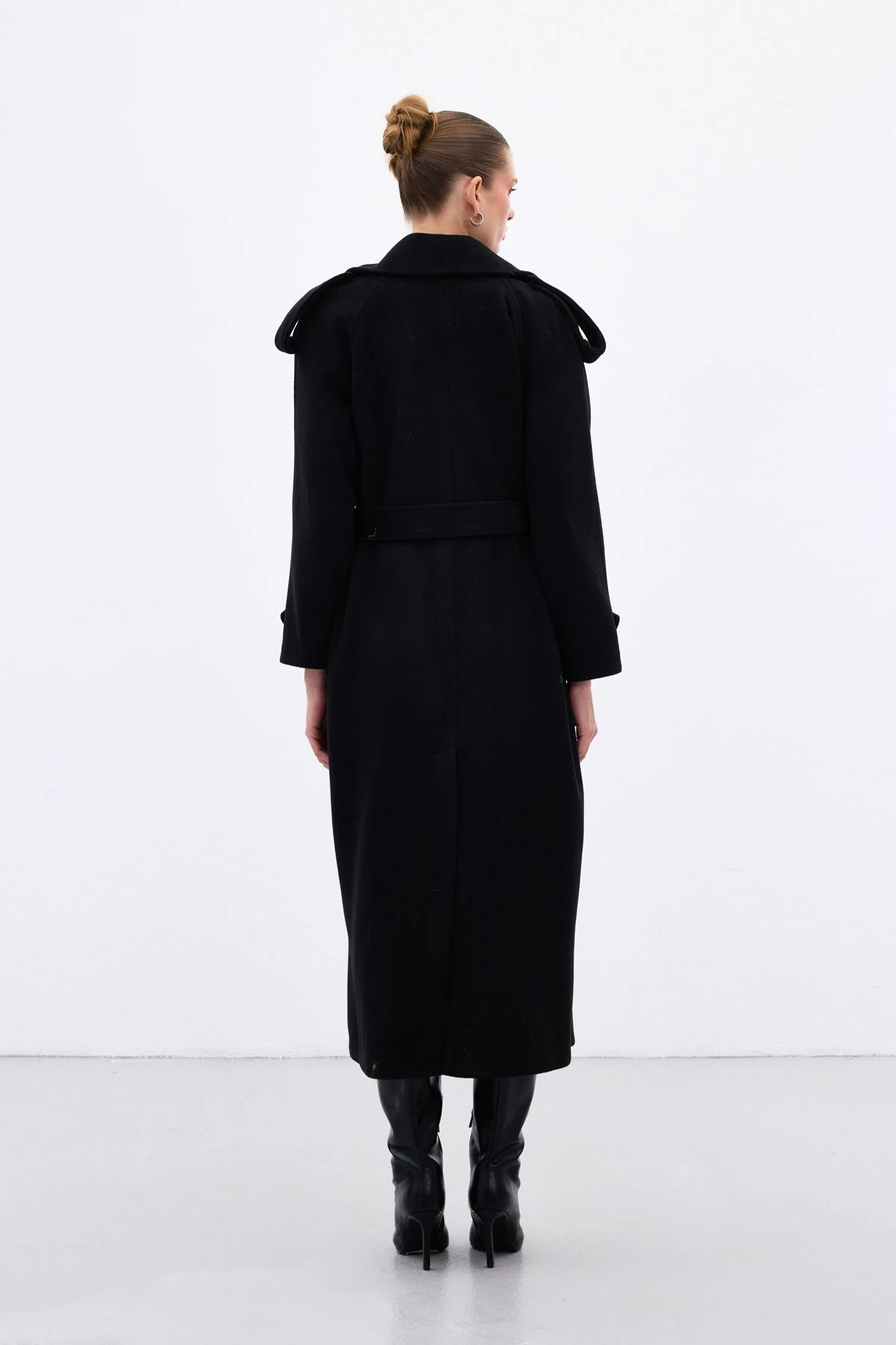 Apolet Detaylı Geniş Yaka Uzun Kadın Kaban - Черный