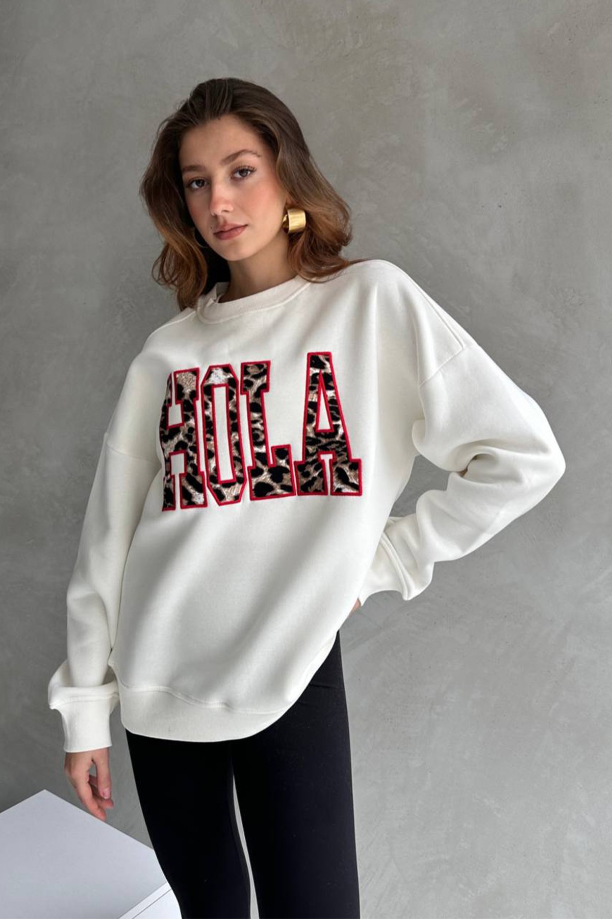 Oversize Kadın Bisiklet Yaka Sweatshirt Üç İplik Şardonlu HOLA Nakışlı - Ekru