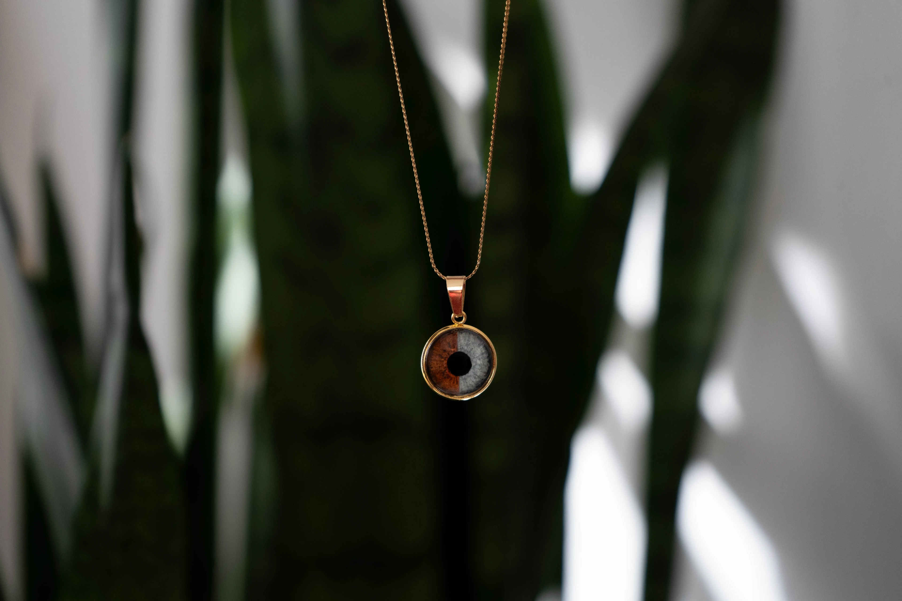 El Boyaması Yarı Yarıya İris Kolye  main variant image