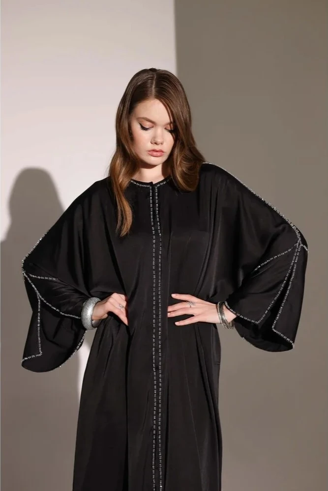 Taş Detaylı El İşlemeli Siyah İpek Abaya