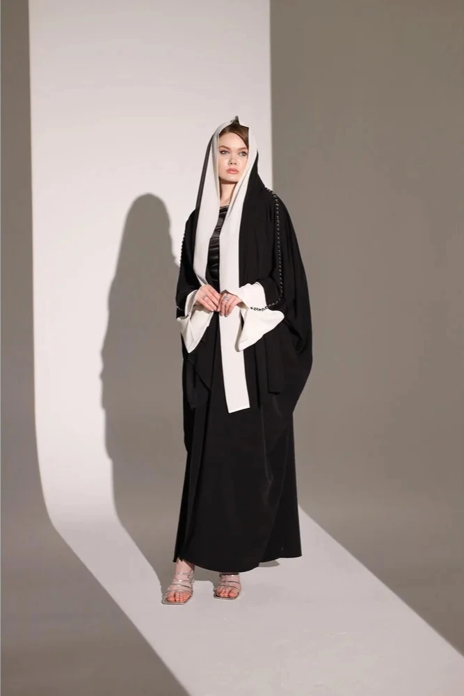 El İşlemeli Siyah-Ekru Kontrast Abaya ve Şal Takımı