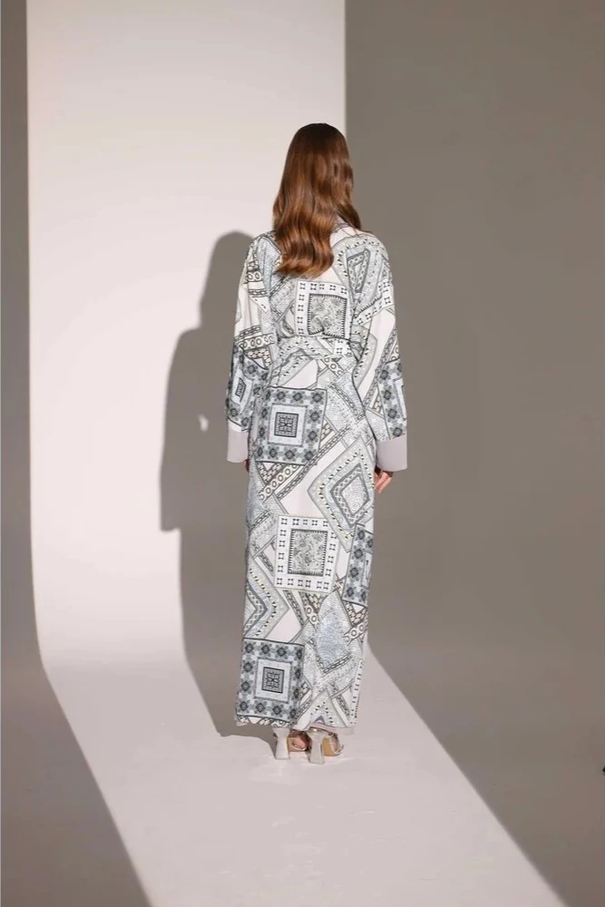 Gri Desenli Şal ve Abaya Takımı – Modern Tasarım, Standart & Büyük Beden Seçenekli