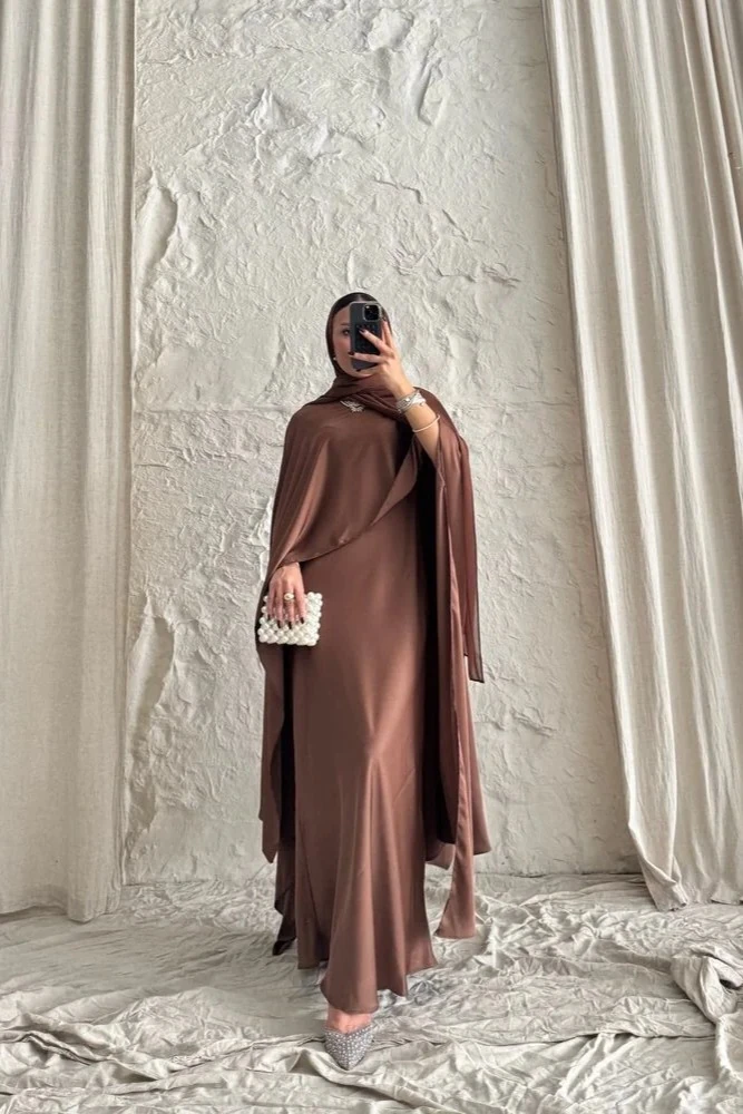 Kahverengi Pelerinli Üçlü İpek Takım