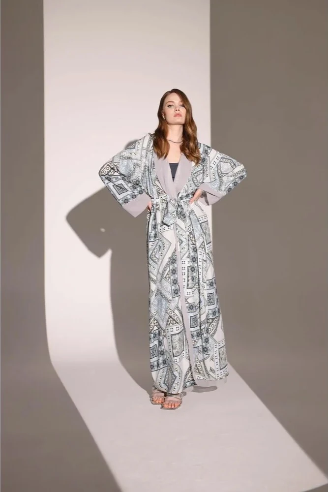Gri Desenli Şal ve Abaya Takımı – Modern Tasarım, Standart & Büyük Beden Seçenekli