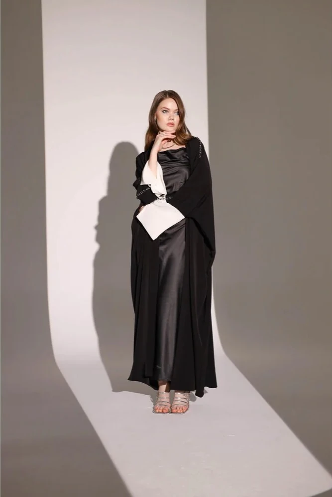 El İşlemeli Siyah-Ekru Kontrast Abaya ve Şal Takımı