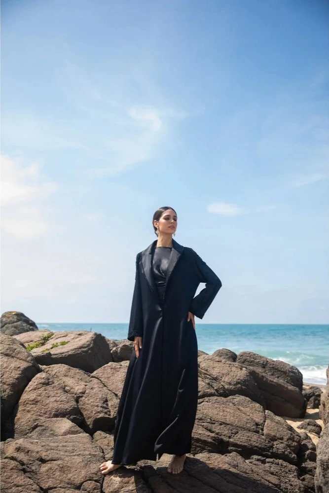 Noir Shimmer El İşlemeli Abaya ( Mevsimlik Kalın Kumaş )