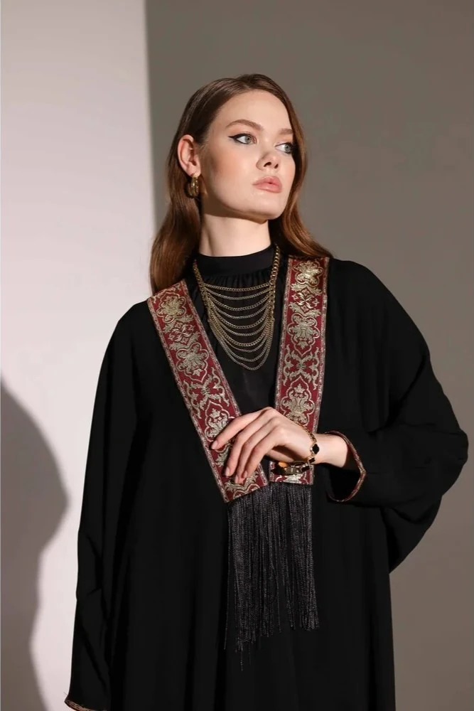 Kırmızı Etnik Desen İşlemeli Şal ve Yaka Detaylı Abaya