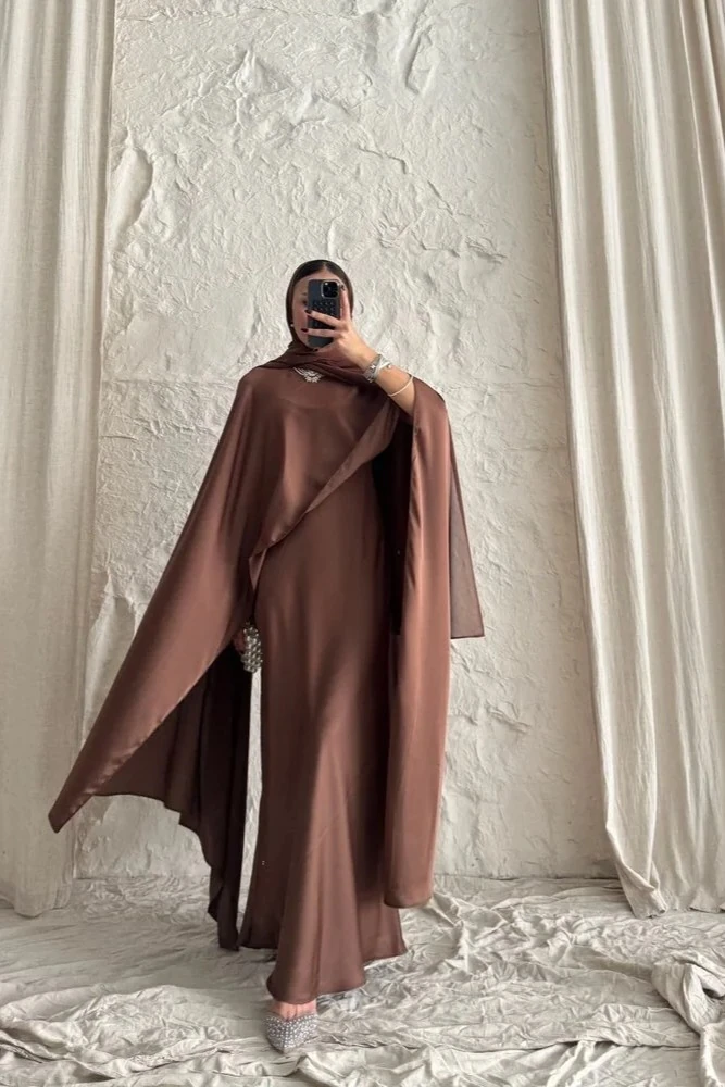 Kahverengi Pelerinli Üçlü İpek Takım