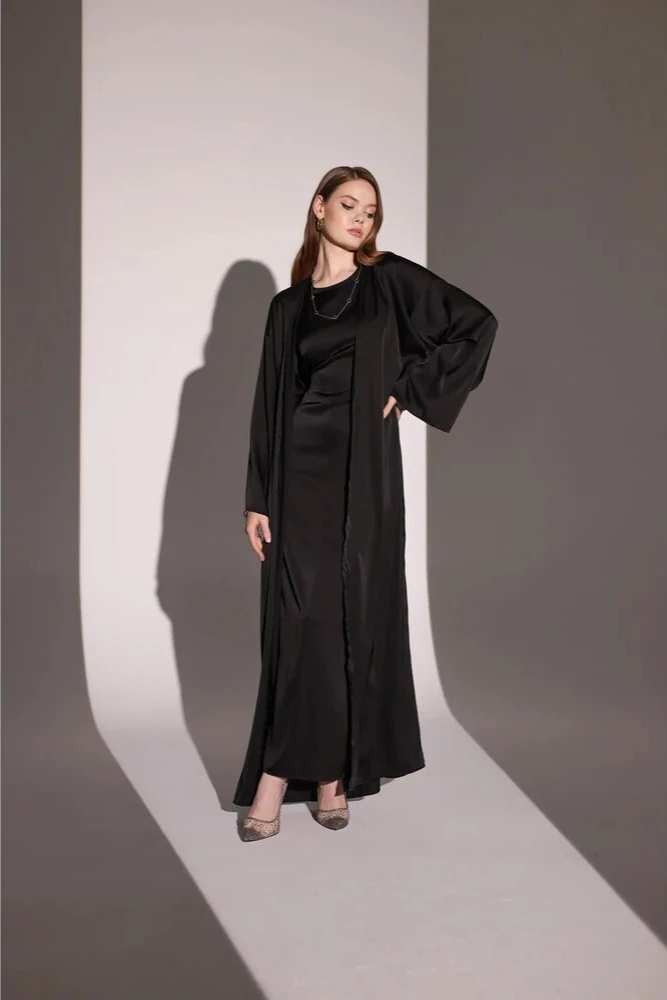 Saten Görünümlü İpek Siyah Abaya Takım – İç Elbiseli İki Parça Set