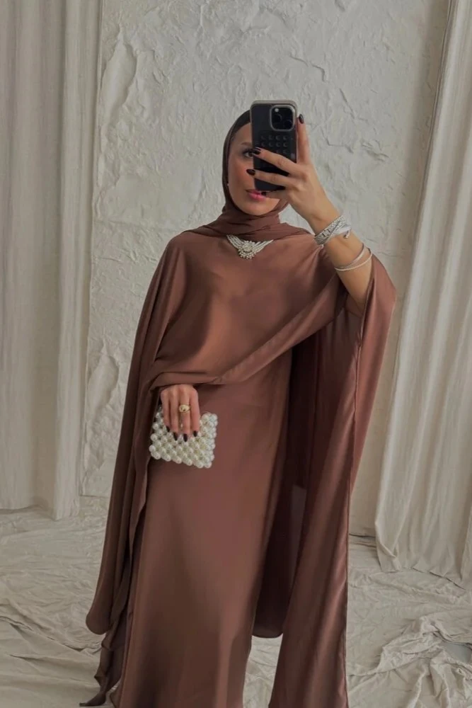 Kahverengi Pelerinli Üçlü İpek Takım