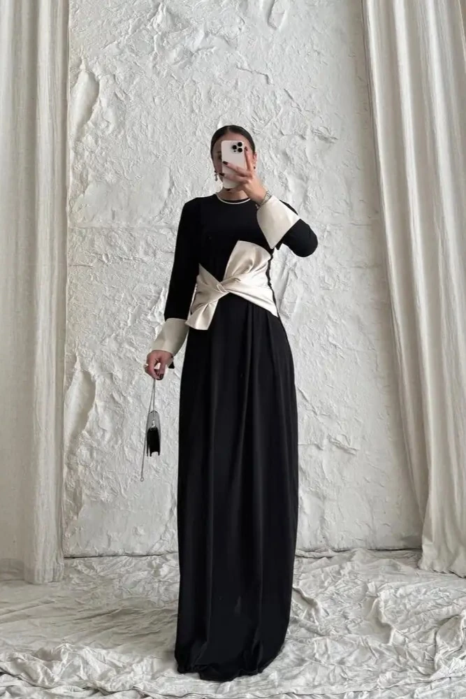 Siyah Beyaz Kuşak Detaylı Uzun Elbise