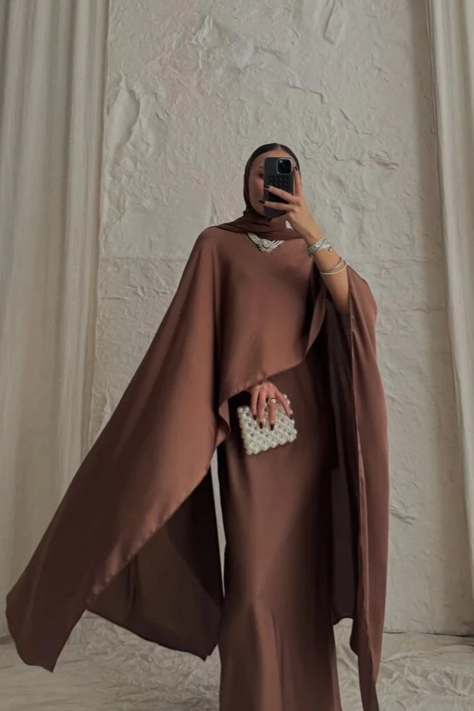 Kahverengi Pelerinli Üçlü İpek Takım