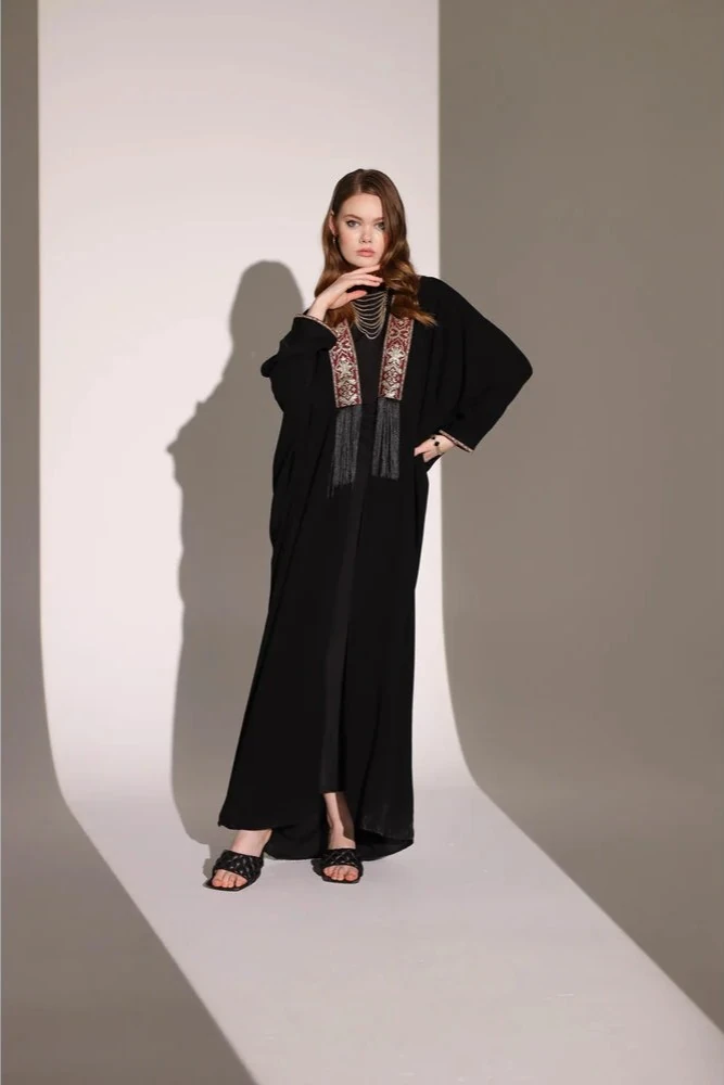 Kırmızı Etnik Desen İşlemeli Şal ve Yaka Detaylı Abaya