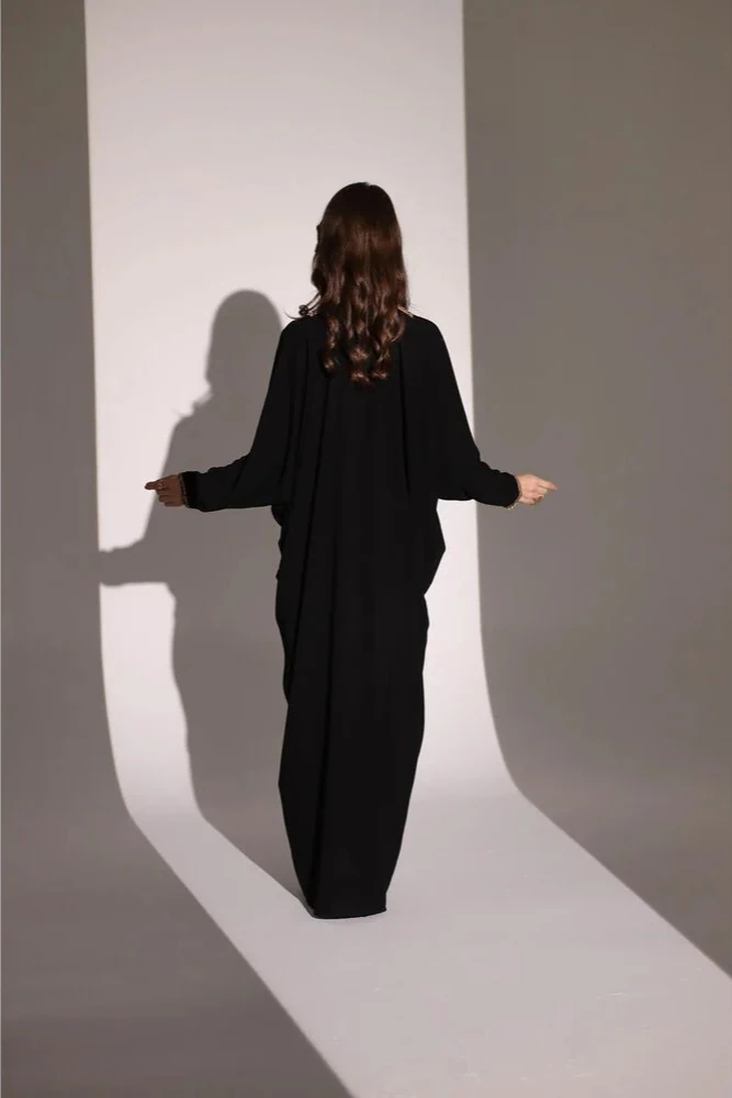 Kırmızı Etnik Desen İşlemeli Şal ve Yaka Detaylı Abaya