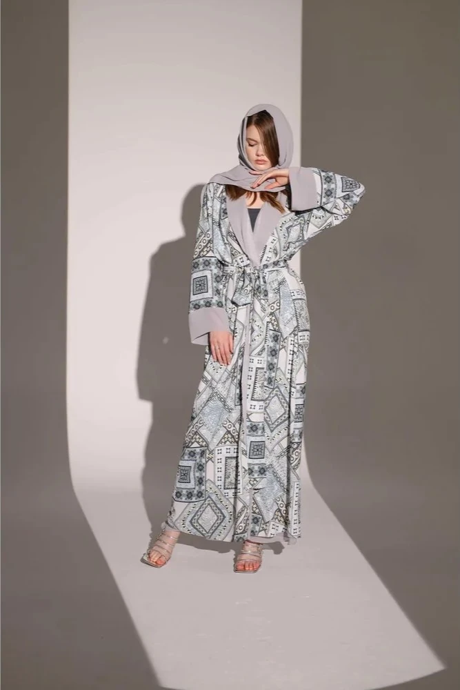 Gri Desenli Şal ve Abaya Takımı – Modern Tasarım, Standart & Büyük Beden Seçenekli