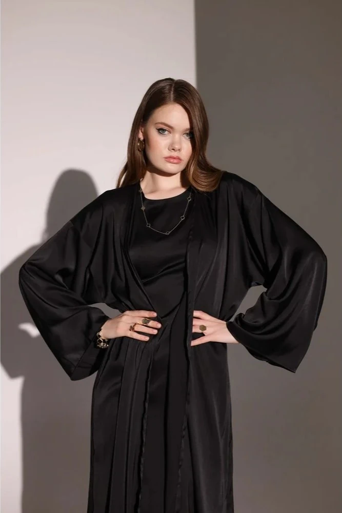 Saten Görünümlü İpek Siyah Abaya Takım – İç Elbiseli İki Parça Set