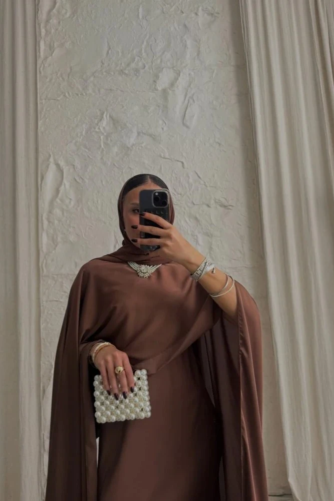 Kahverengi Pelerinli Üçlü İpek Takım