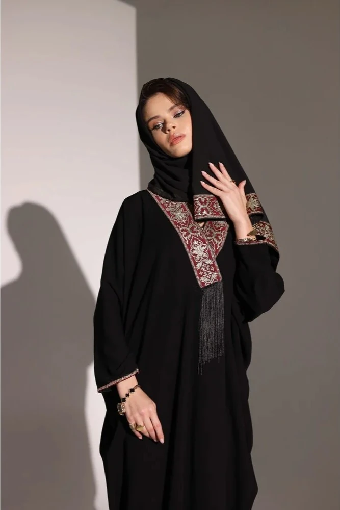 Kırmızı Etnik Desen İşlemeli Şal ve Yaka Detaylı Abaya