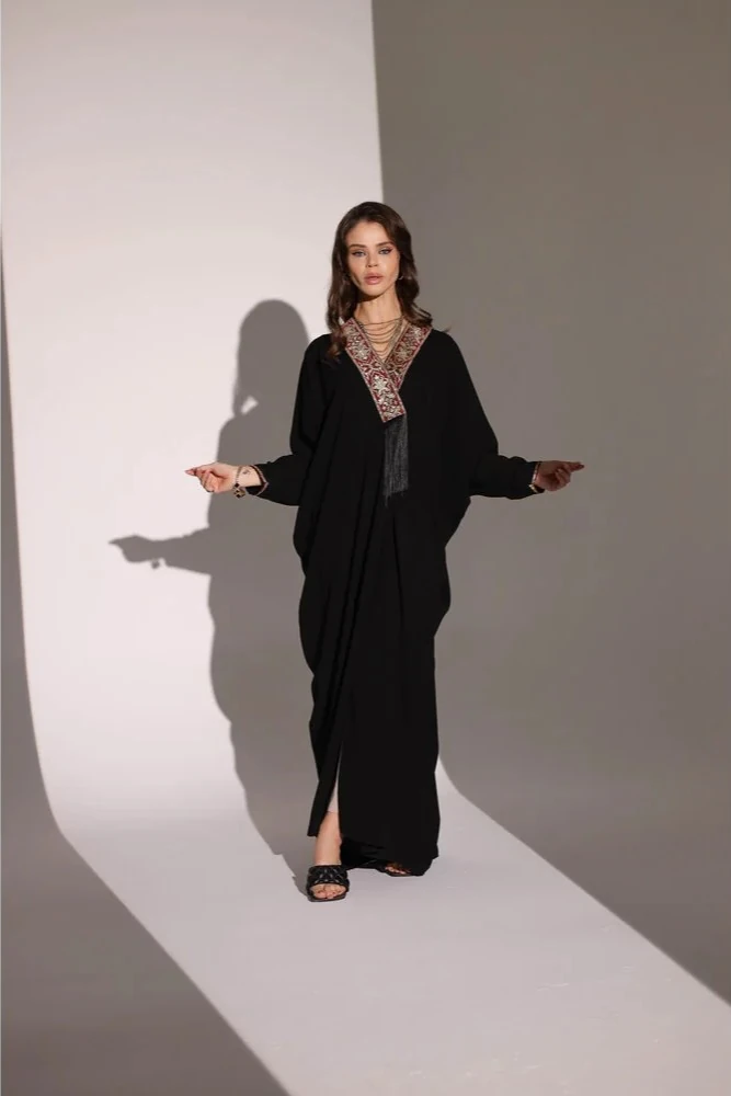 Kırmızı Etnik Desen İşlemeli Şal ve Yaka Detaylı Abaya