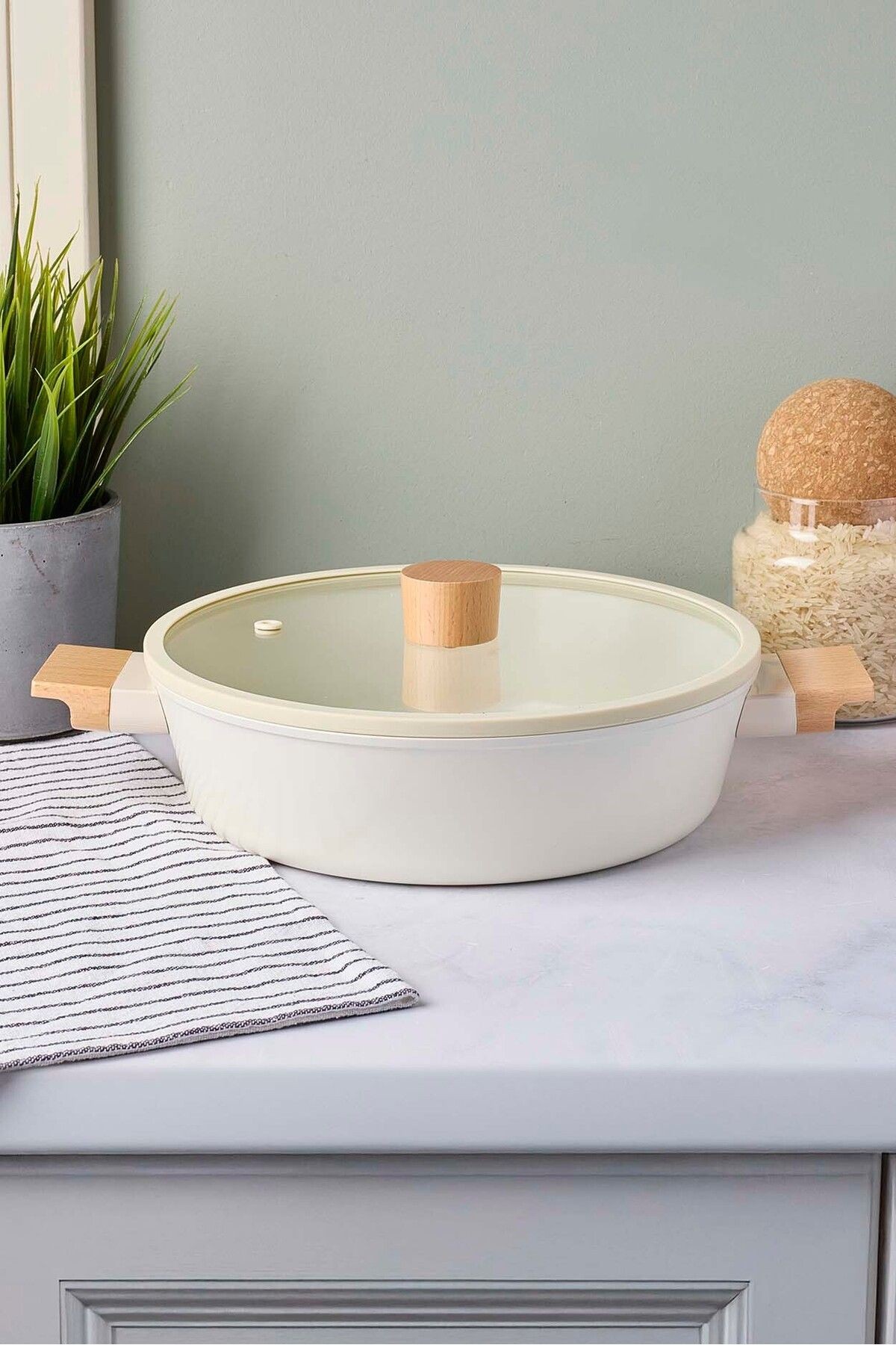 CookWood Beige İndüksiyon Tabanlı Ahşap Kulplu Kapaklı Seramik Basık Tencere 24 cm