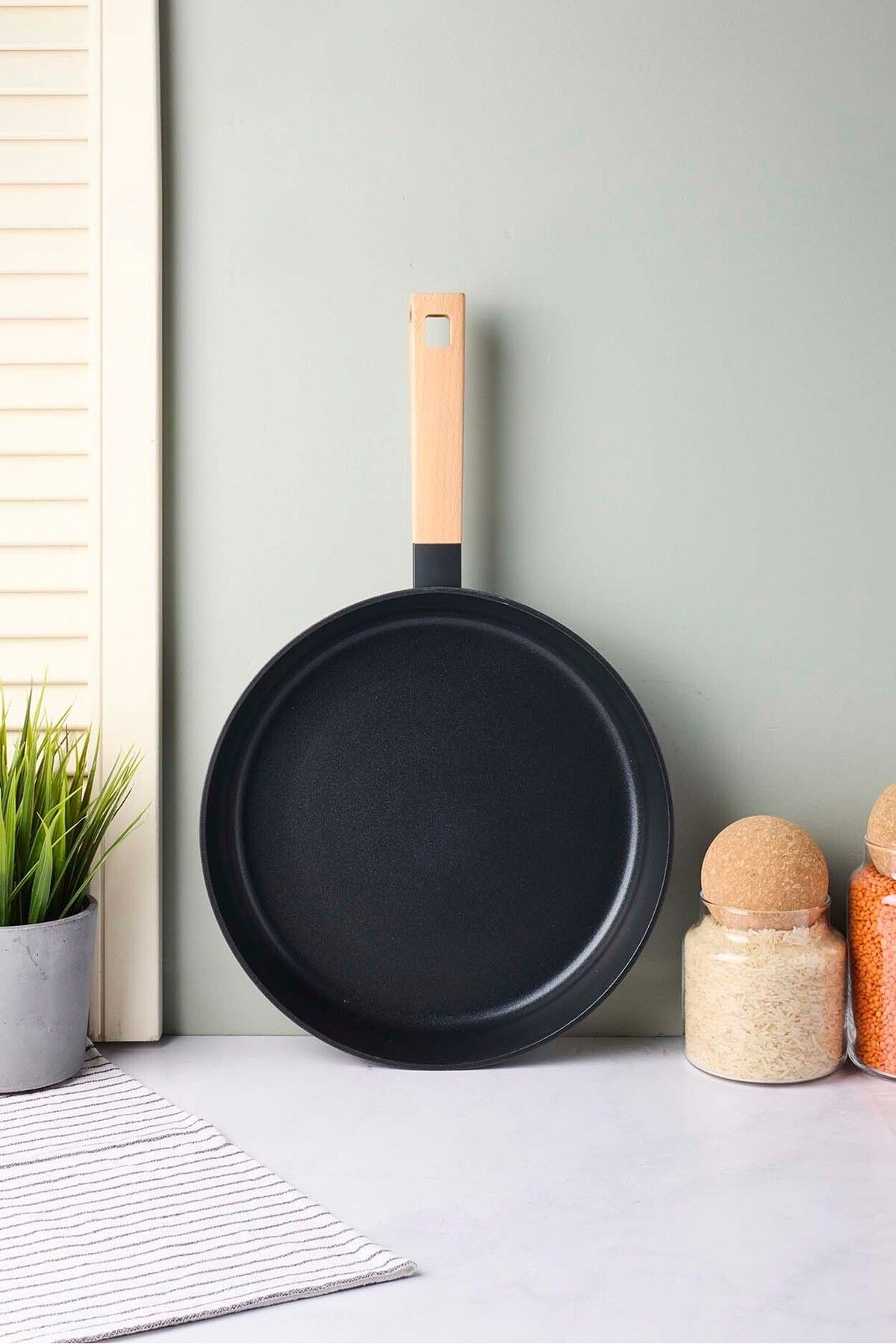 Cookwood Black Indüksiyon Tabanlı Ahşap Saplı Seramik Tava 28 Cm