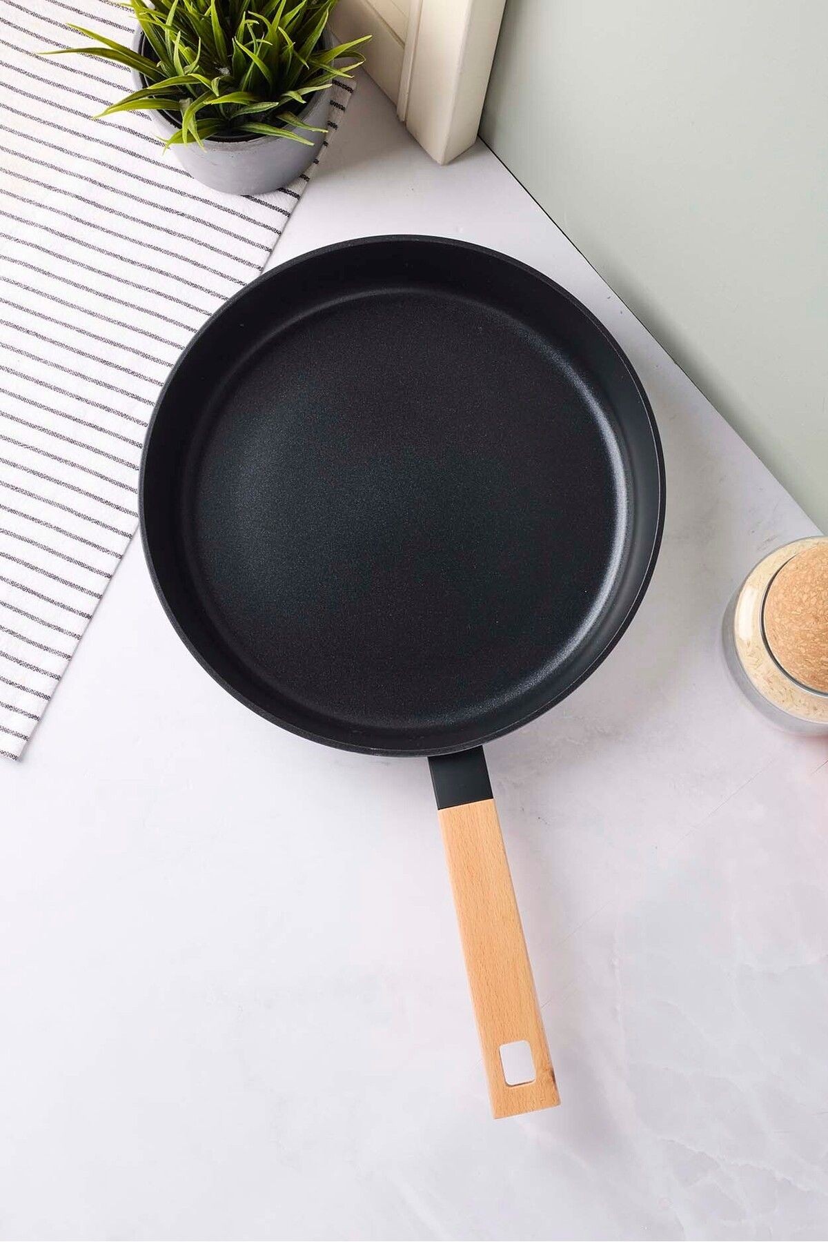 Cookwood Black Indüksiyon Tabanlı Ahşap Saplı Seramik Tava 28 Cm