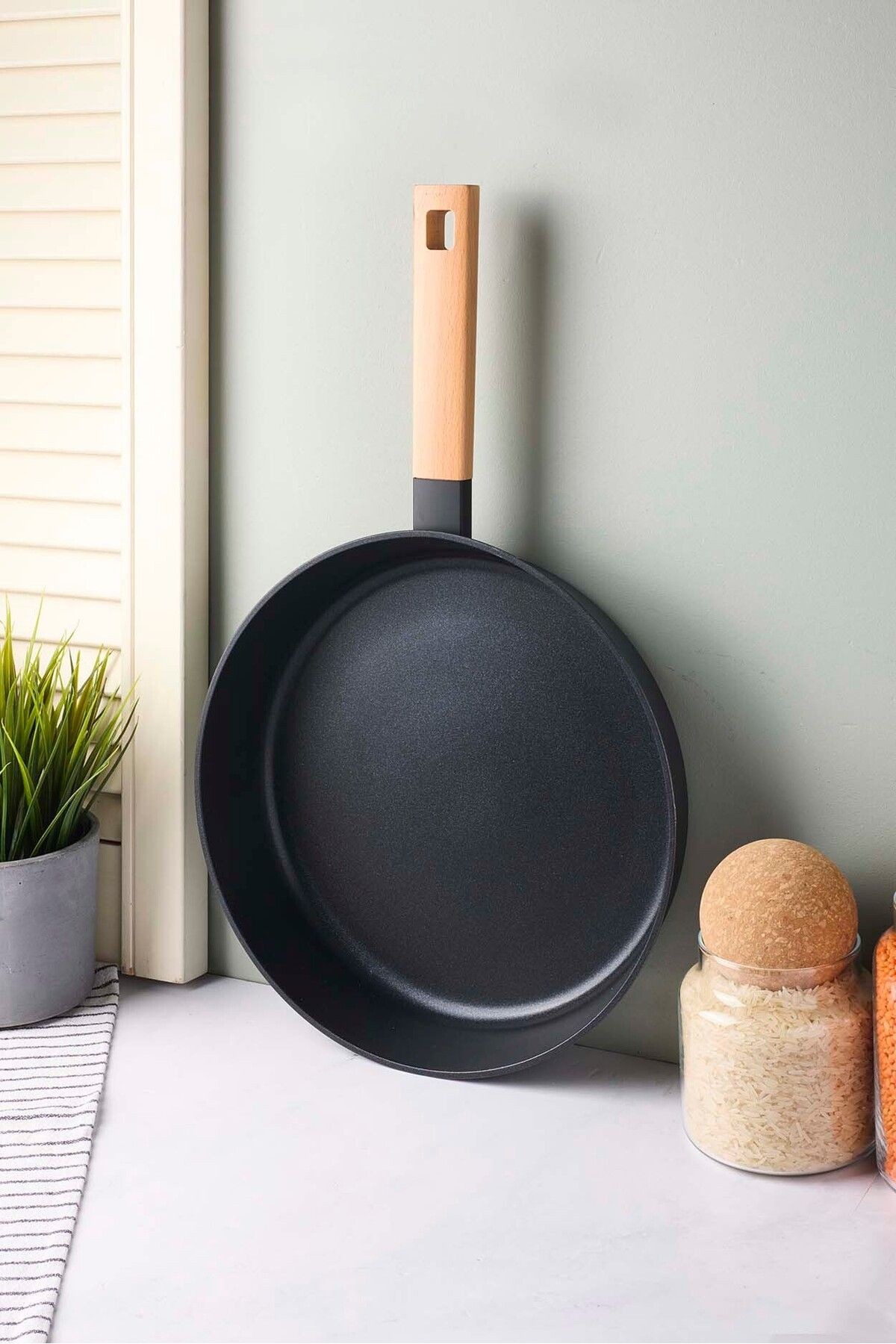 Cookwood Black Indüksiyon Tabanlı Ahşap Saplı Seramik Tava 28 Cm