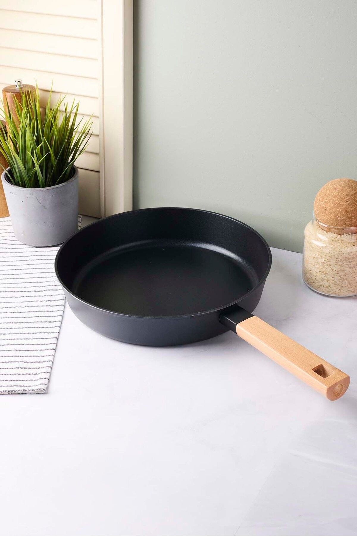 Cookwood Black Indüksiyon Tabanlı Ahşap Saplı Seramik Tava 28 Cm