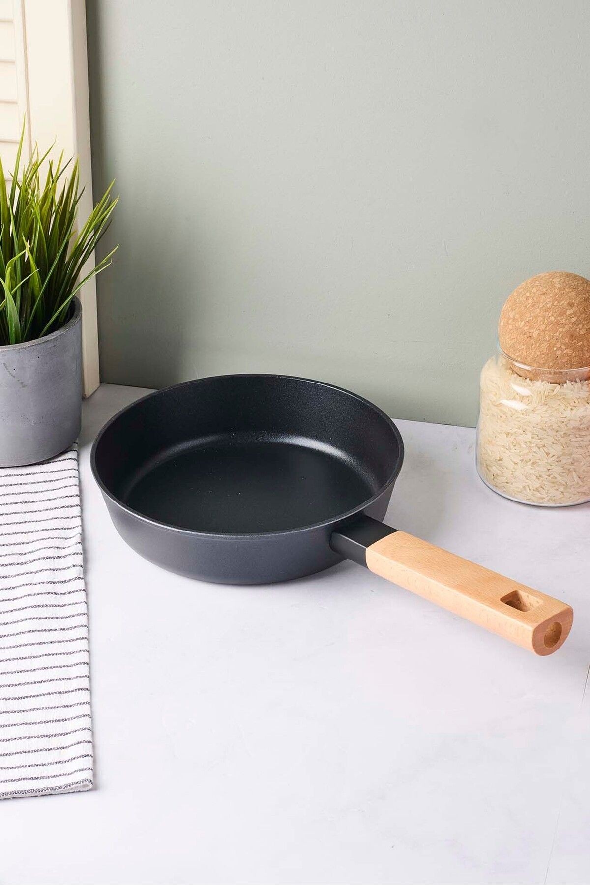 Cookwood Black Indüksiyon Tabanlı Ahşap Saplı Seramik Tava 20 Cm