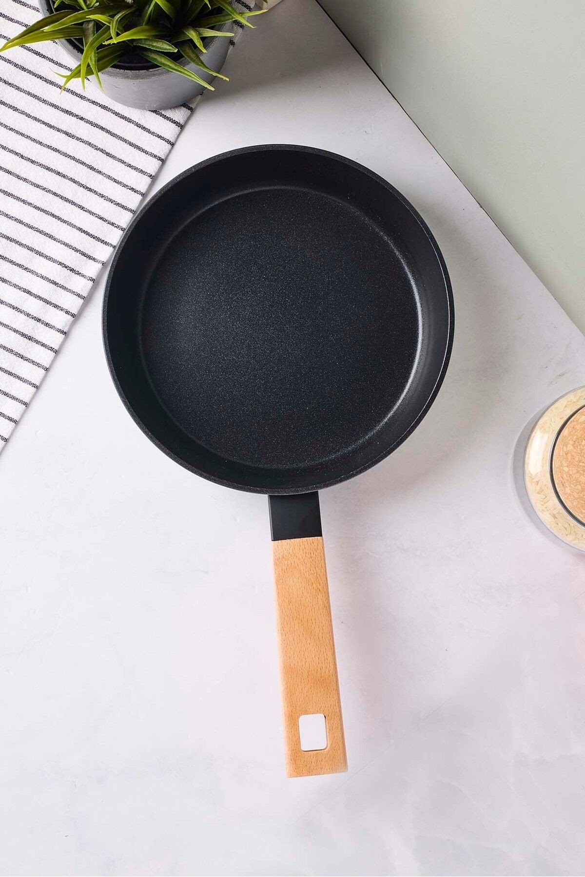 Cookwood Black Indüksiyon Tabanlı Ahşap Saplı Seramik Tava 20 Cm