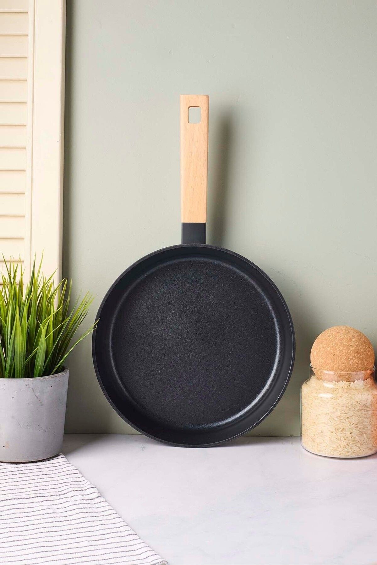 Cookwood Black Indüksiyon Tabanlı Ahşap Saplı Seramik Tava 24 Cm
