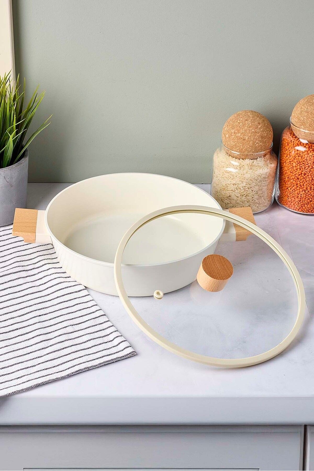CookWood Beige İndüksiyon Tabanlı Ahşap Kulplu Kapaklı Seramik Basık Tencere 24 cm