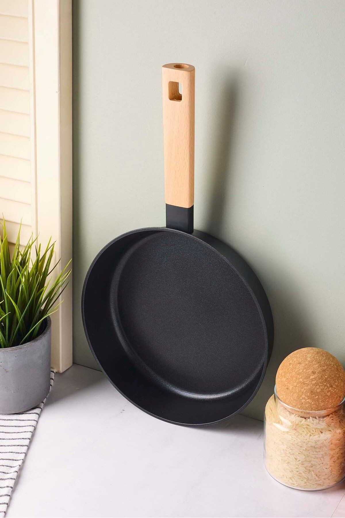 Cookwood Black Indüksiyon Tabanlı Ahşap Saplı Seramik Tava 24 Cm