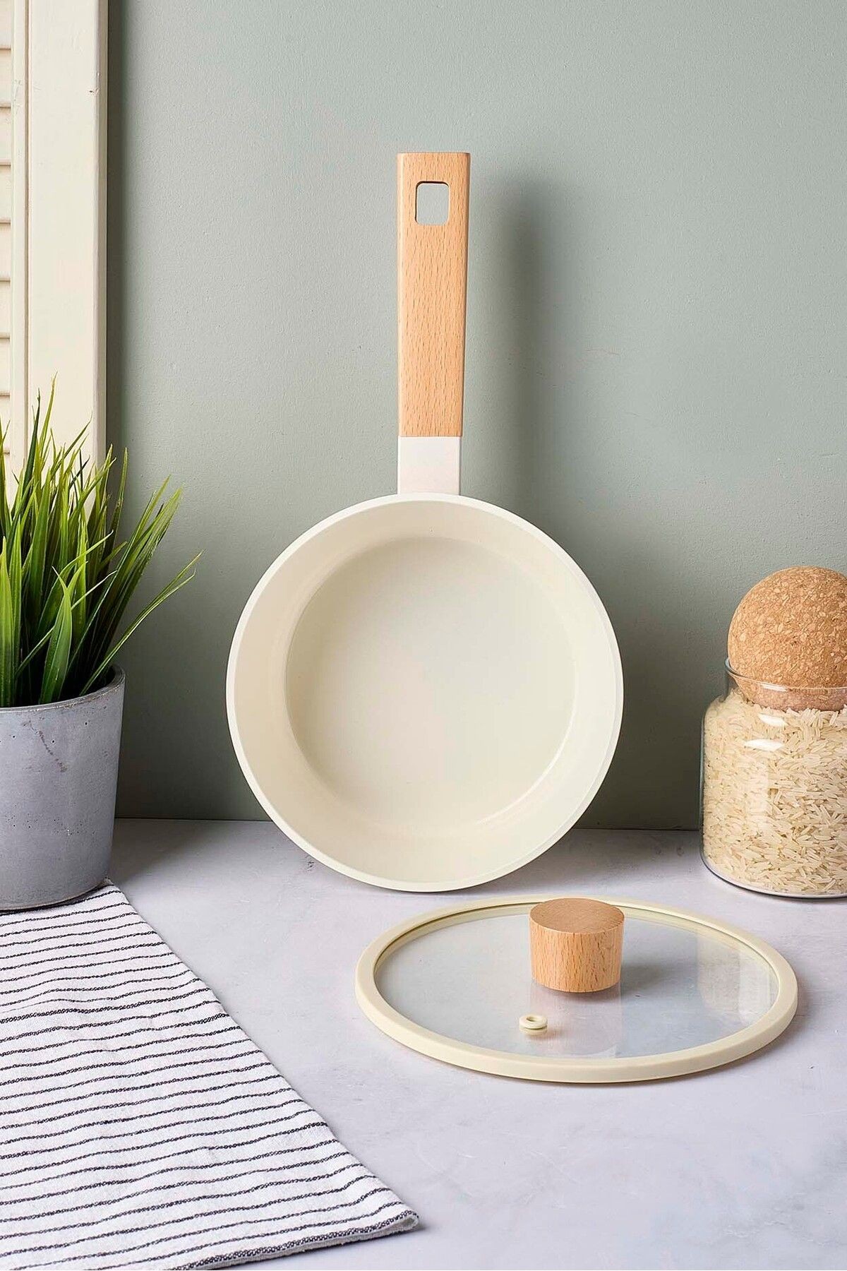 CookWood Beige İndüksiyon Tabanlı Ahşap Saplı Kapaklı Seramik Tencere 18 cm