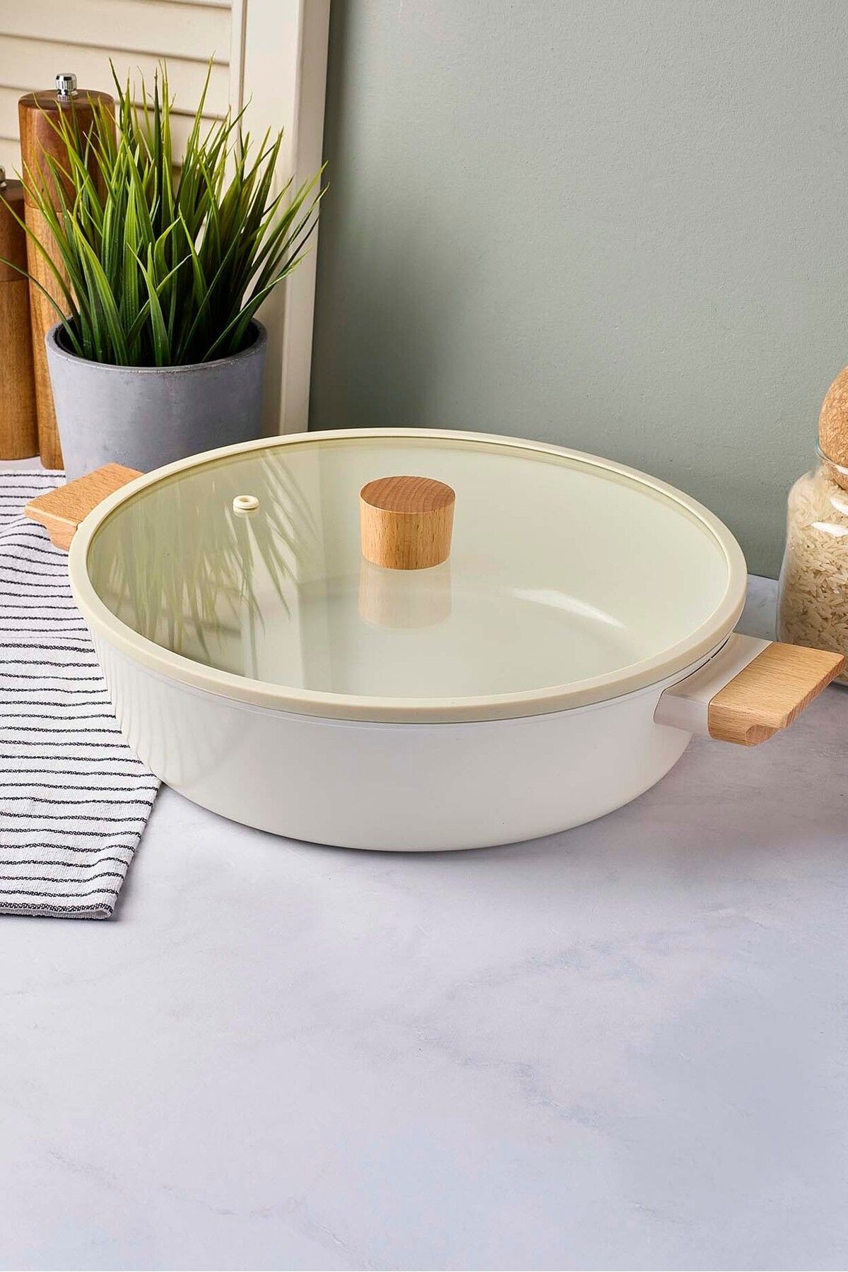 CookWood Beige İndüksiyon Tabanlı Ahşap Kulplu Kapaklı Seramik Basık Tencere 28 cm
