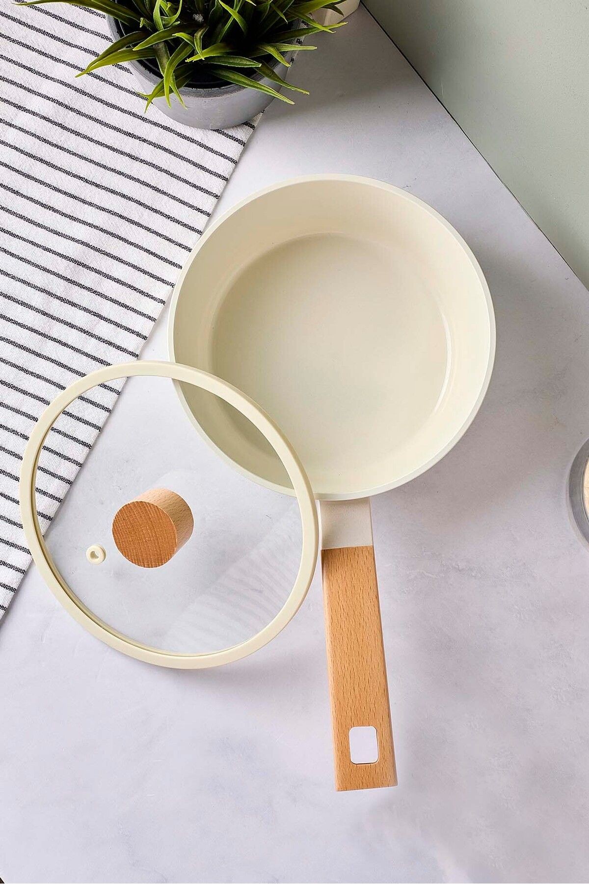 CookWood Beige İndüksiyon Tabanlı Ahşap Saplı Kapaklı Seramik Tencere 18 cm