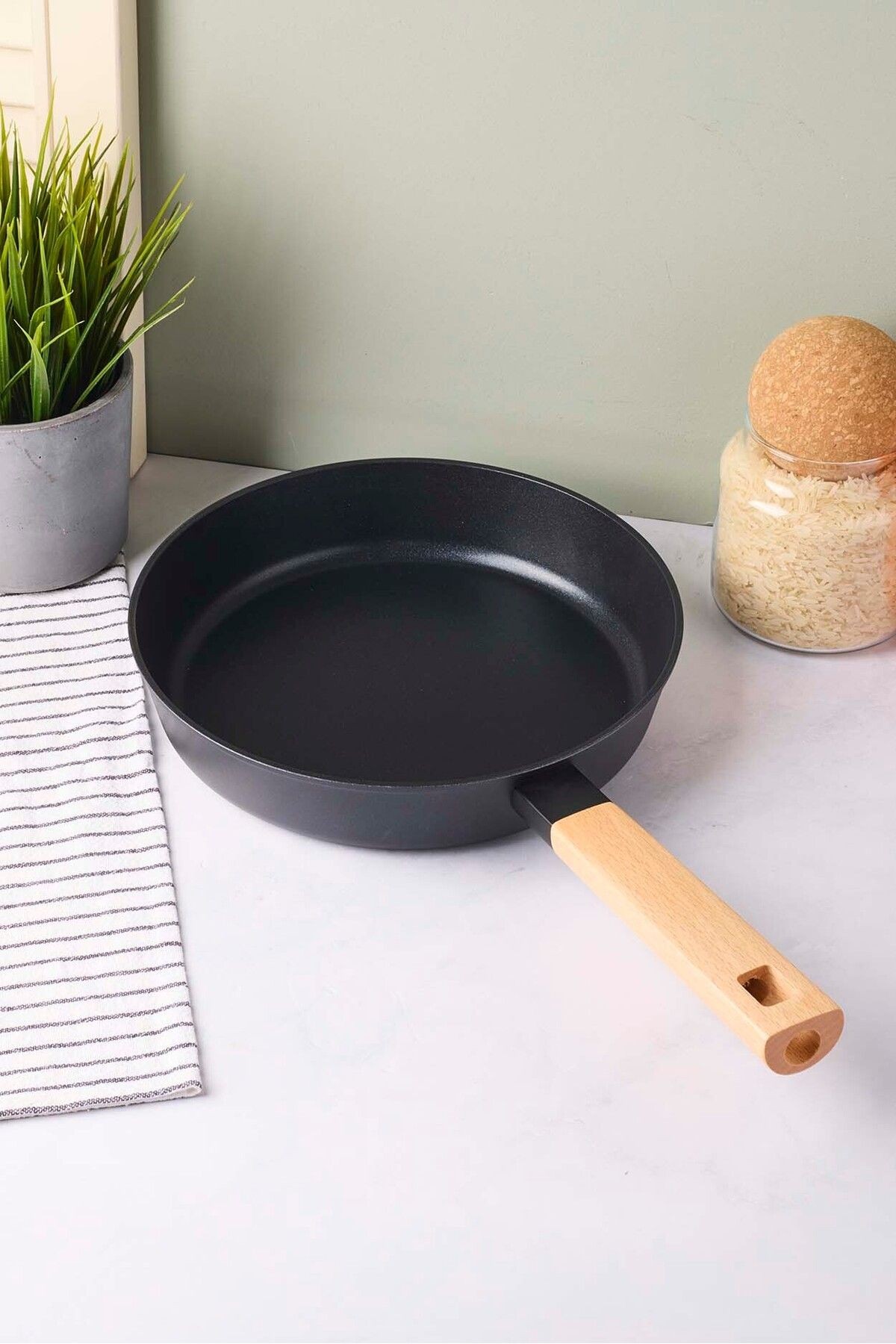 Cookwood Black Indüksiyon Tabanlı Ahşap Saplı Seramik Tava 24 Cm